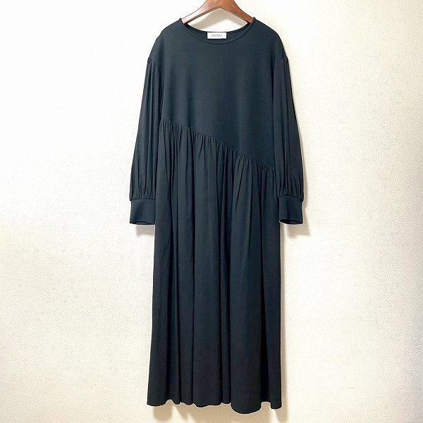 様々な場面で活躍すること間違いなしのネミカの黒ワンピースをお買取しました