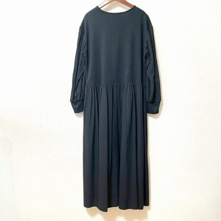 買取したネミカの黒ワンピースのバックデザイン 買取したネミカの黒ワンピースのバックデザイン