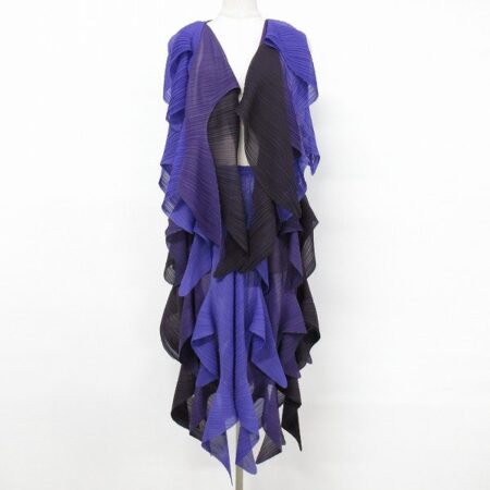 フリルが可愛いイッセイミヤケフェットのセットアップ