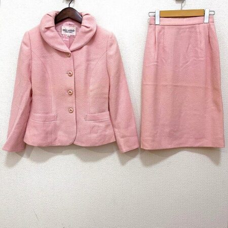 桃色が女性らしいミスアシダのセットアップを