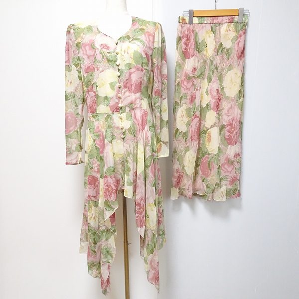 全身の花柄がお洒落で女性らしいユキコハナイのセットアップをお買取