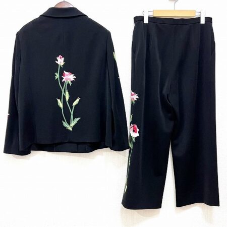花柄が目を引くミズレイコのセットアップ 花柄が目を引くミズレイコのセットアップ
